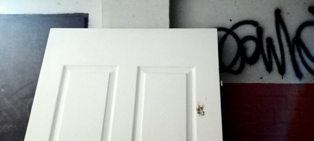 Drzwi wewnętrzne białe.