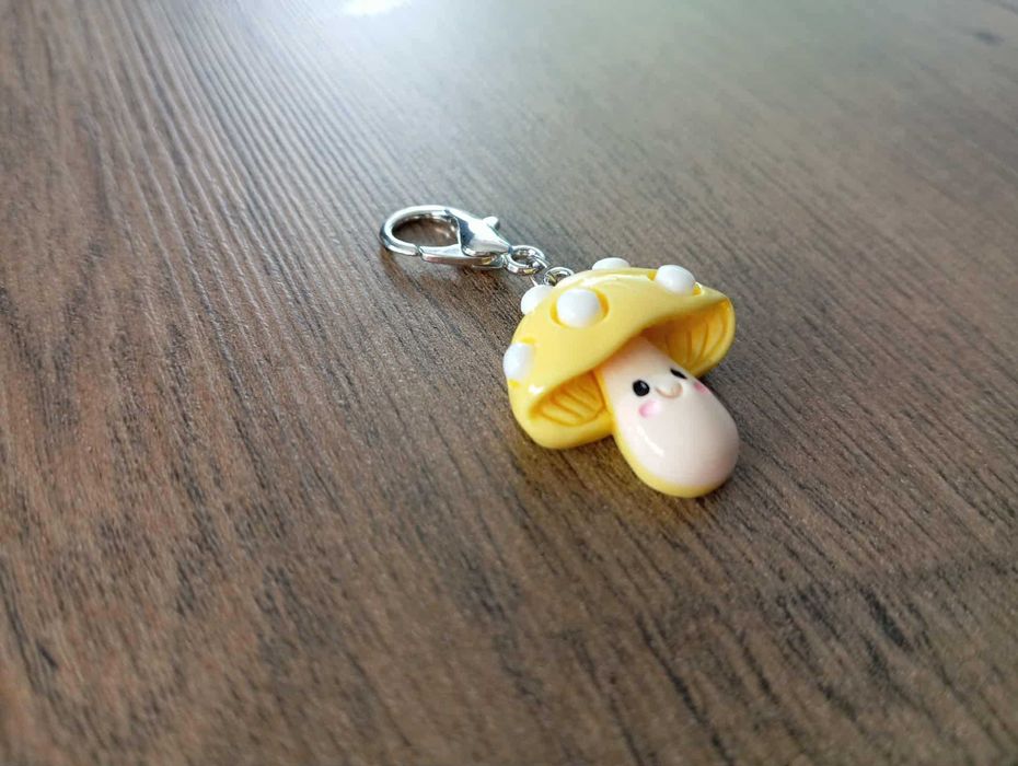 Brelok, zawieszka z żółtym grzybkiem