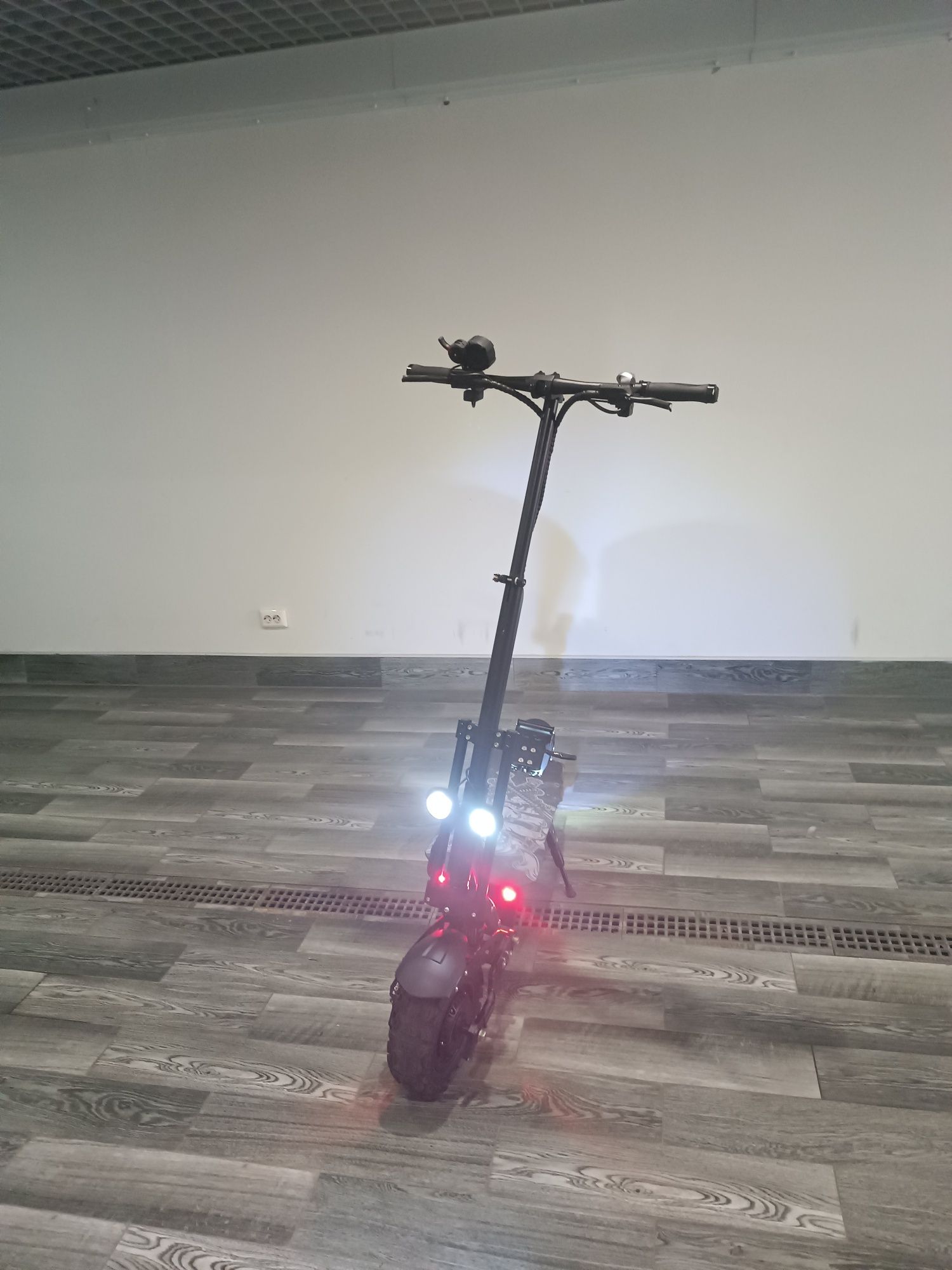 Электросамокат Двухмоторный E-Scooter Tesla 2600 (4000W, 60V, 26Ah)