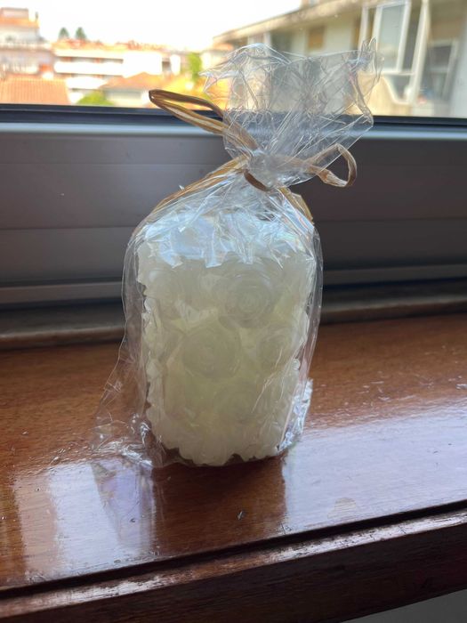 Vela com relevo em rosas