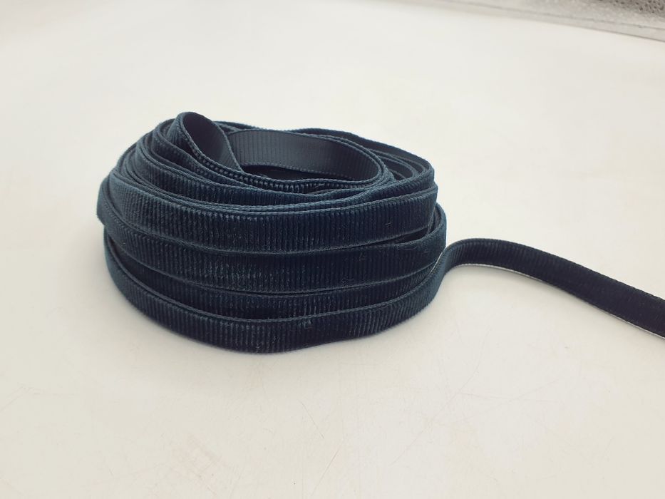 Aksamitka butelkowa zieleń kupon 8,92 m.x 1 cm.