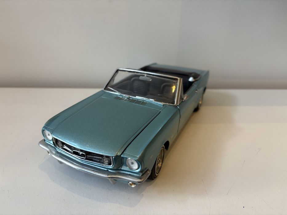 Model Ford Mustang 1:18 Revell (ertl bburago maisto welly)