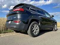 Jeep Cherokee Najlepsz silnik 2.4. Dużo srebrnych dodatków. 1 właściciciel od 2 lat.