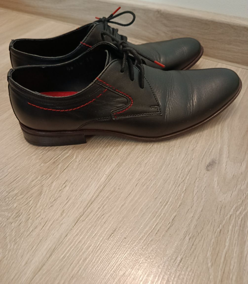 Buty wizytowe czarne z czerwonymi obszyciami