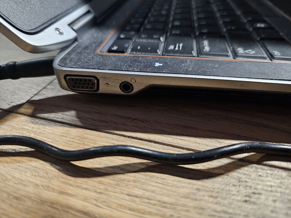 Laptop Dell Latitude E6320 z ładowarką sprawny