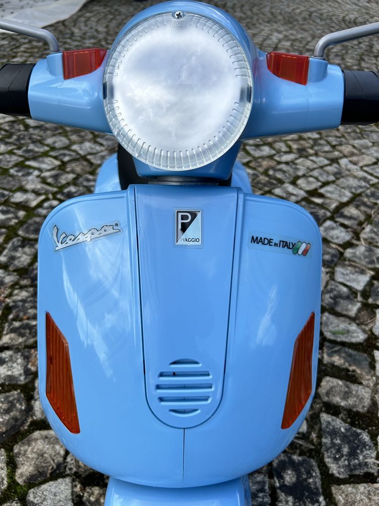 Vespa Piaggio (com acessorios capacete e mala) - azul