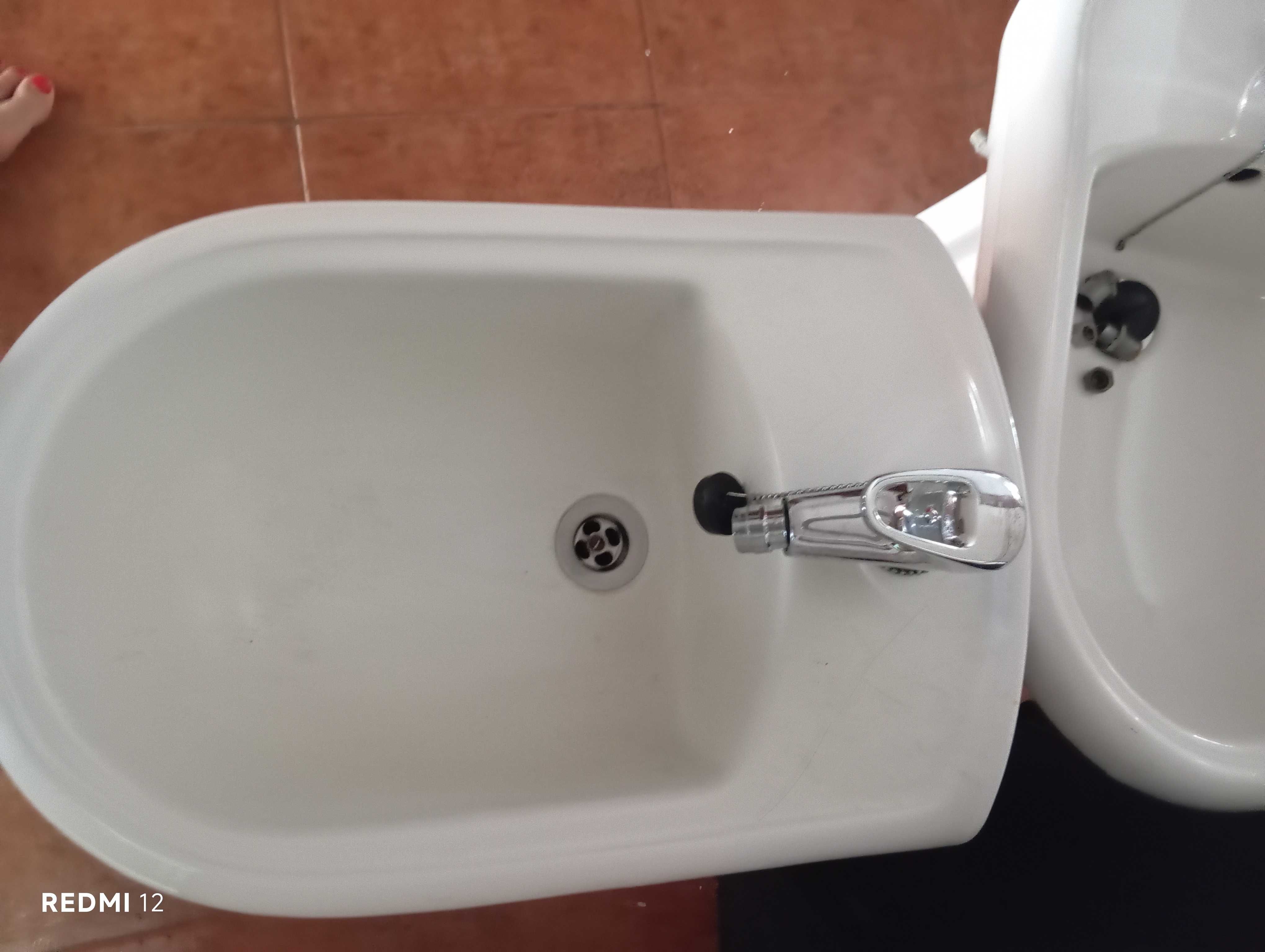 Bidé com torneira