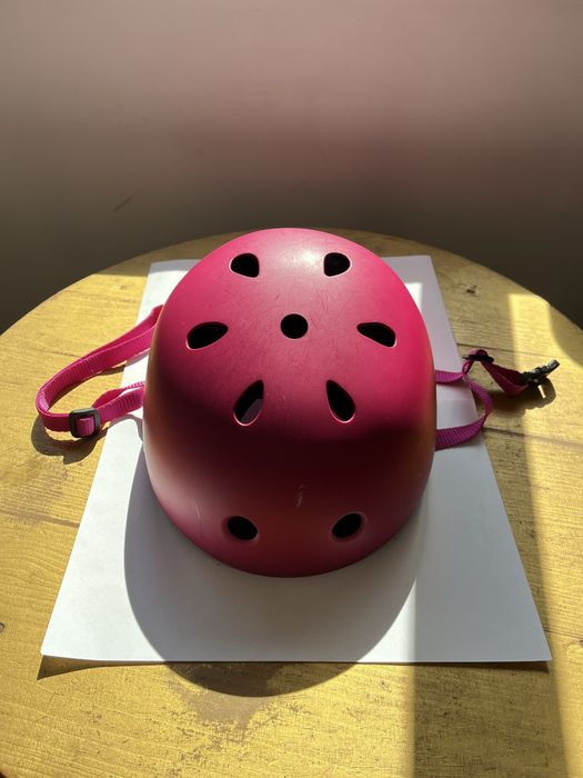 Capacete rosa de bicicleta criança