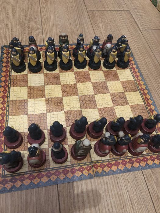 Jogo de xadrez pintado a mao