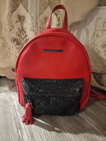 Красный рюкзак с блестками