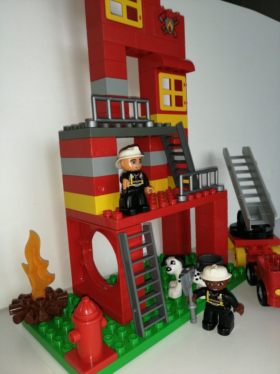 Klocki lego duplo remiza strażacka, figurki strażaków, wóz strażacki