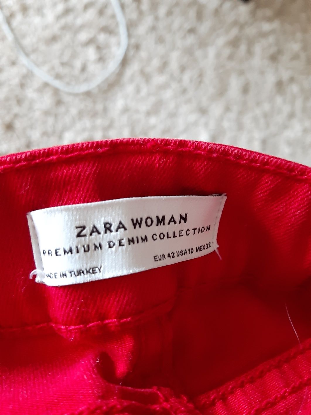 Красные джинсы Zara с бархатными лампасами