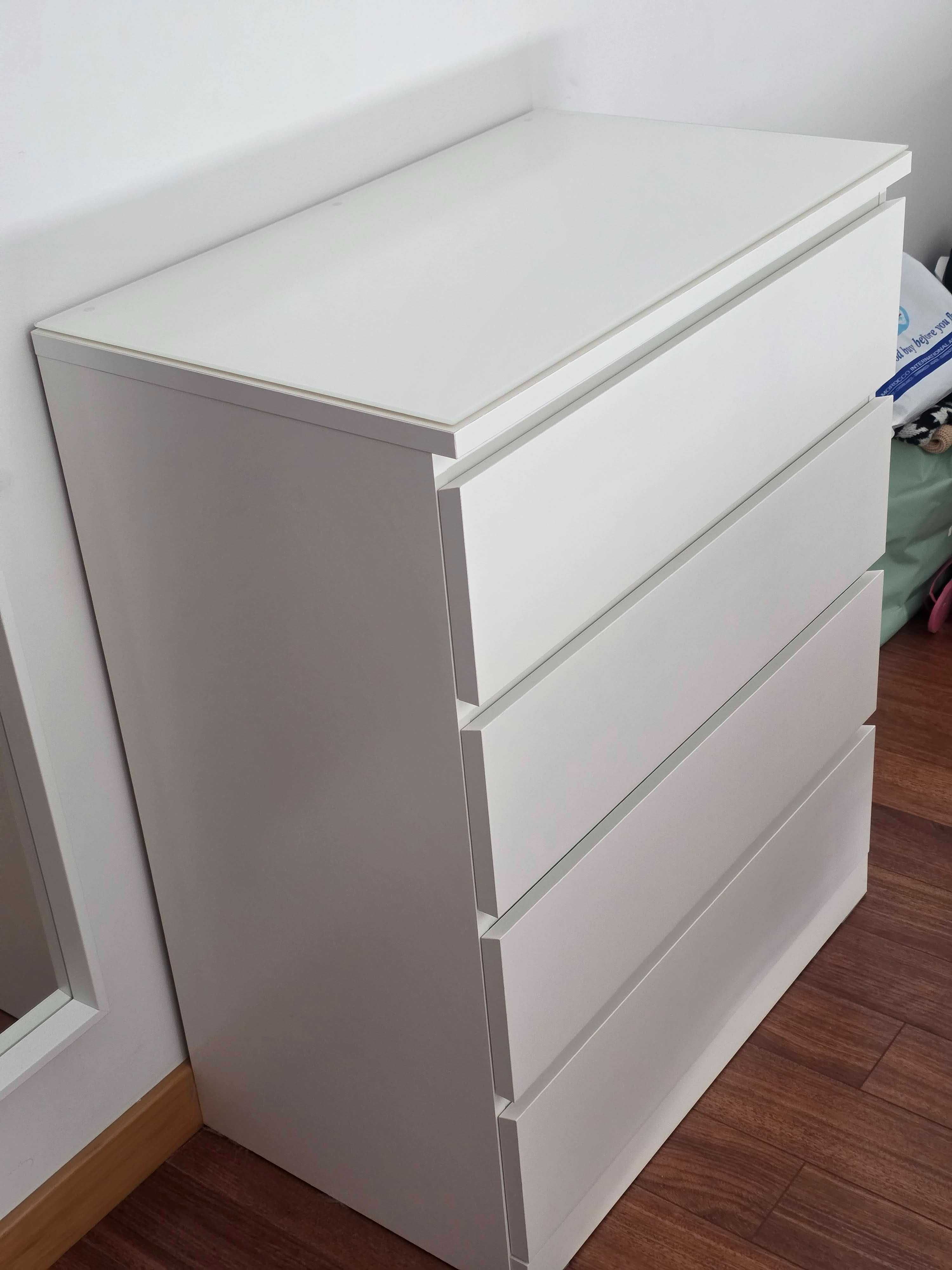 Cómoda Ikea MALM c/4 gavetas e tampo em Vidro