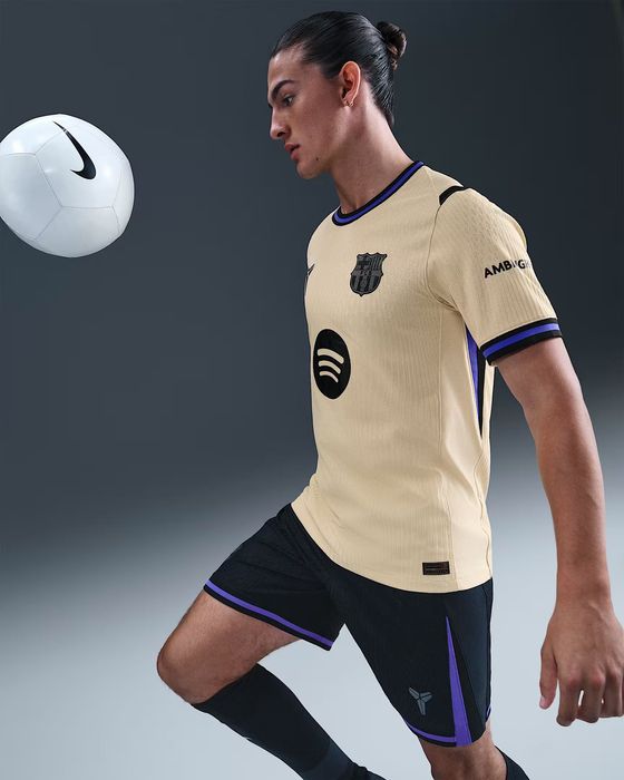 Najnowsza koszulka meczowa Nike FC Barcelona Lewandowski