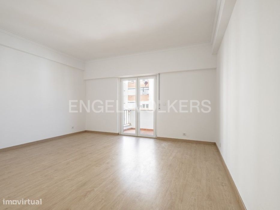 Luminoso T3 remodelado com varandas em Póvoa de Santo Adrião