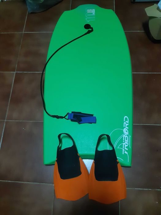 Tribord prancha de Bodyboard e dois pares de pés de pato (37).