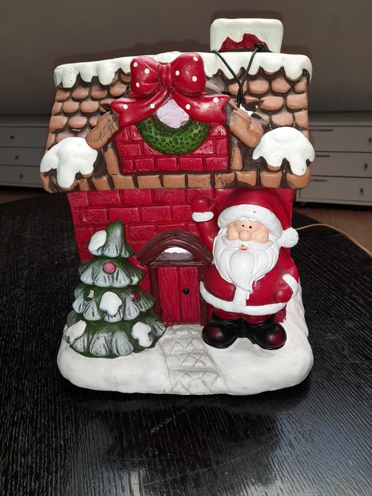 Casa Pai Natal em Resina com Luz ou sem.  Usada mas em bom estado.
