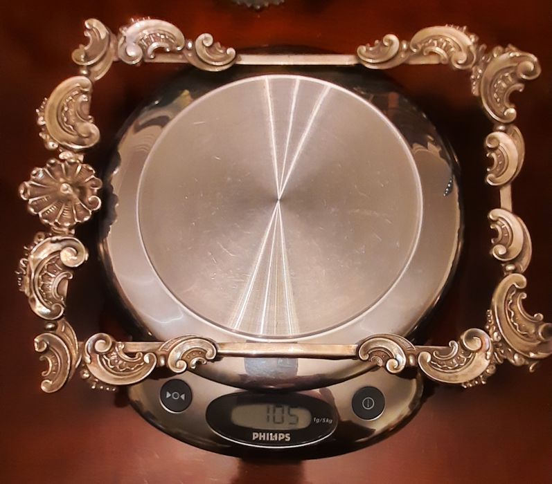 Moldura de prata trabalhada, muito bonita. 
Tem vid