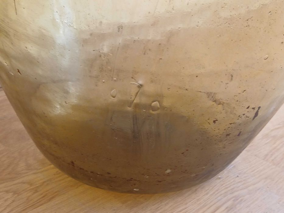 Gąsior do wina szklany balon w metalowym koszu