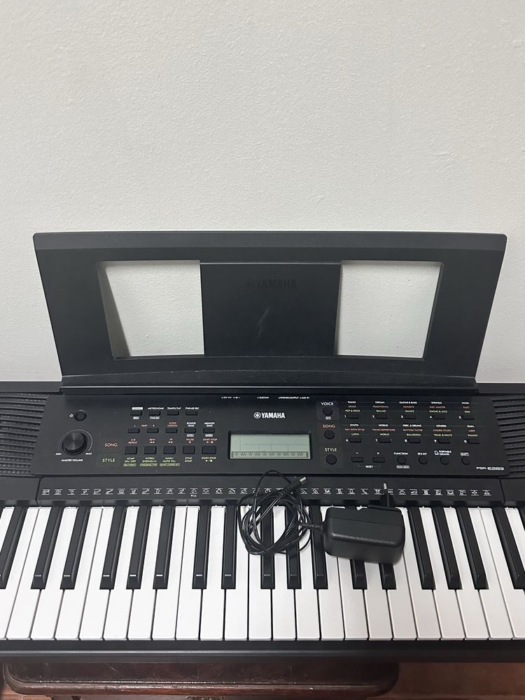 Teclado Yamaha PSR-E283 semi novo