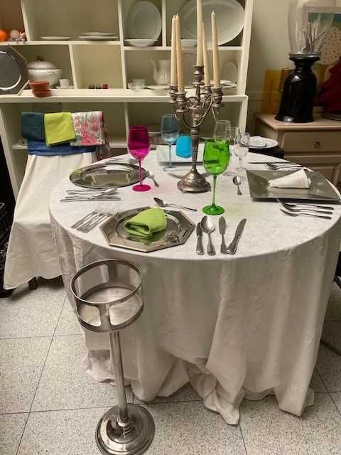 Marcadores de mesa de várias cores formas e materiais como novos