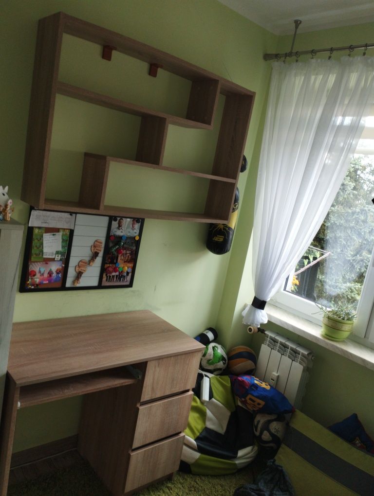 Zestaw mebli biurko i półka wisząca