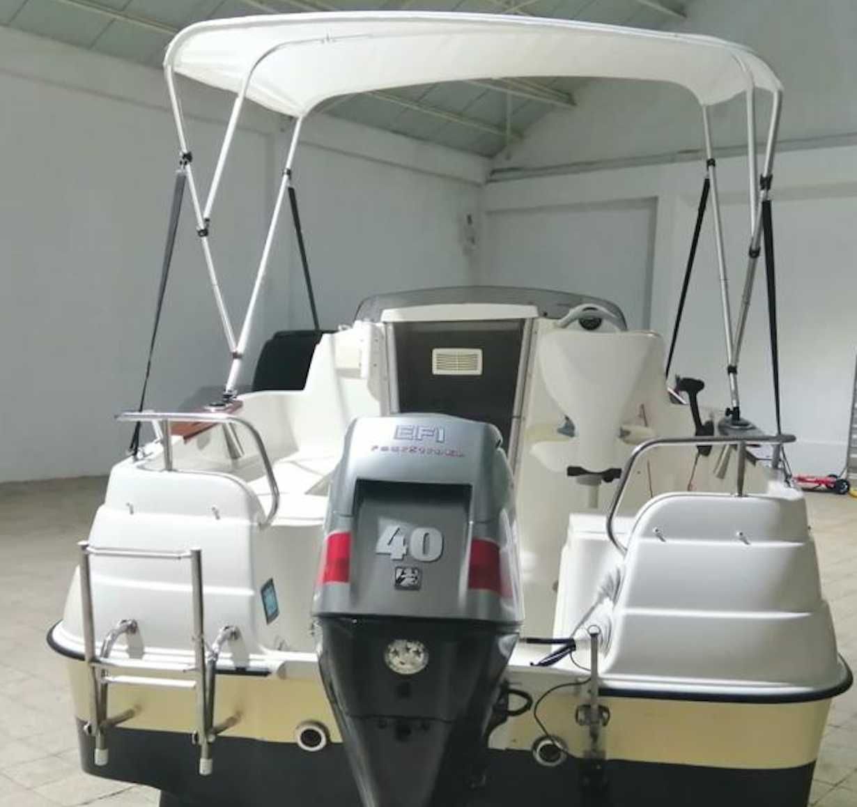 Barco Quicksilver Cabin 430 com Motor 40 HP