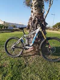 Bicicleta de Downhill Giant Glory 8.0 mullet