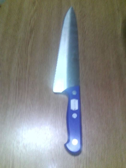 Mais facas de serrilha