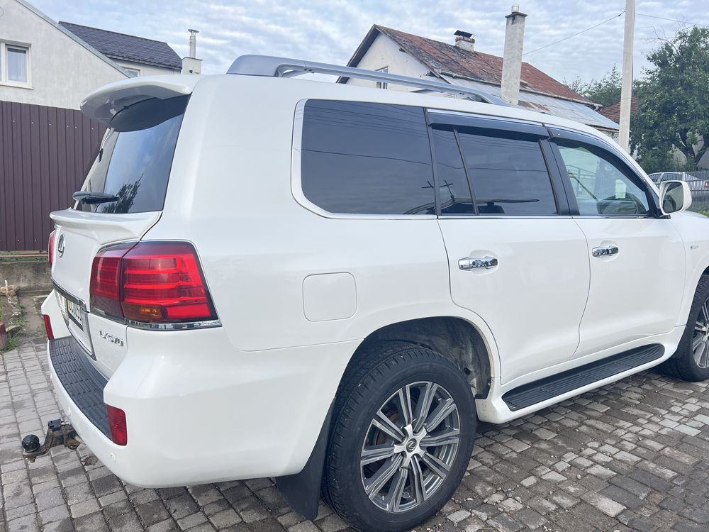 Автомобіль Лексус Лх 570