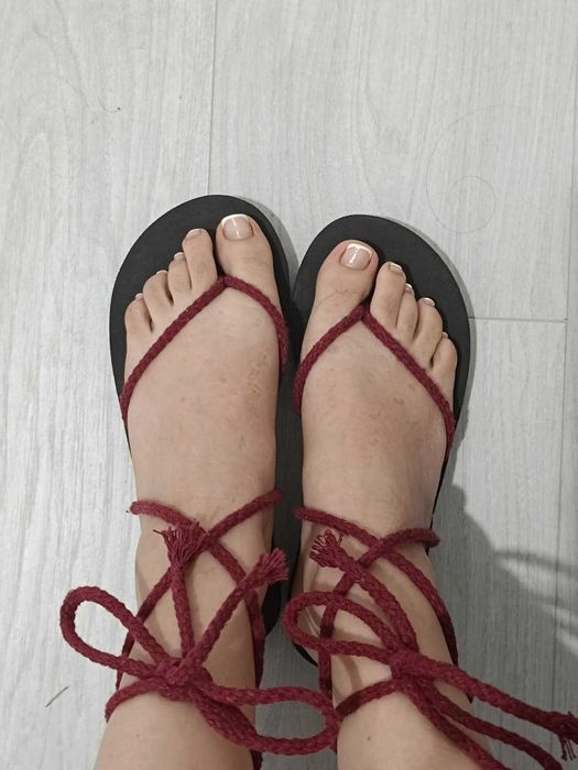 Sandálias de fios preta e bordo