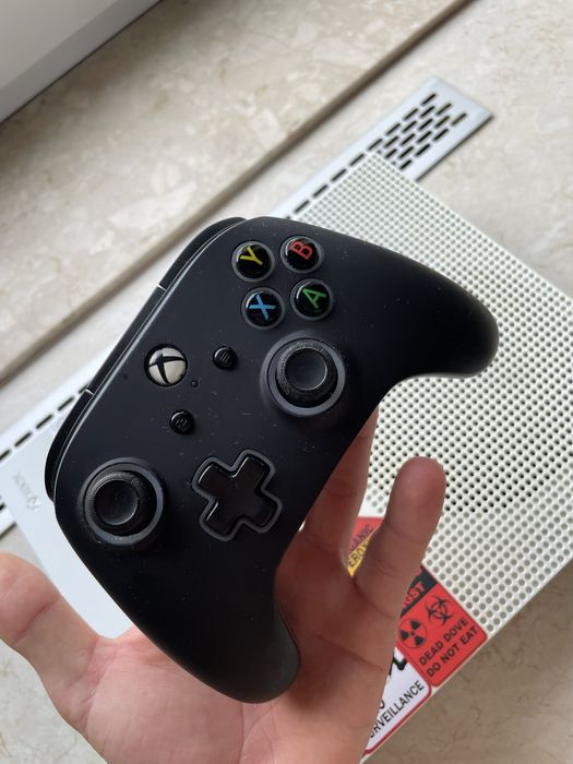 Sprzedaję konsolę Xbox One S.