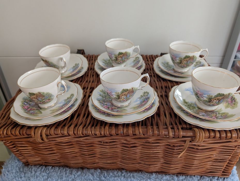 Piękny komplet filiżanek
