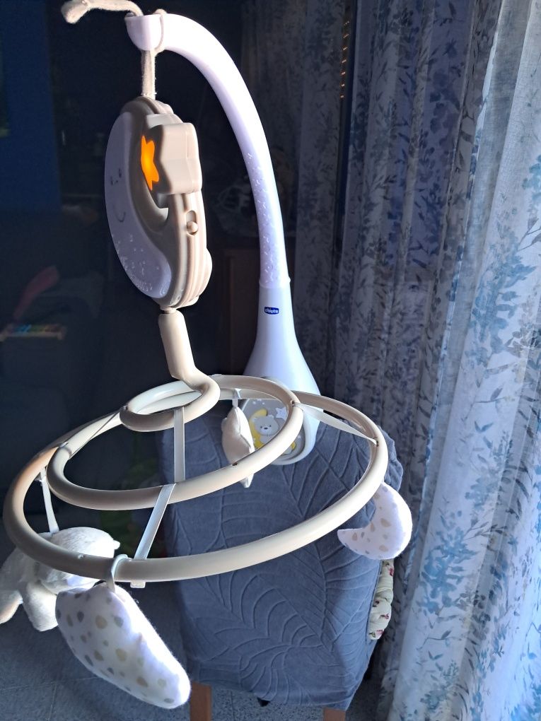 Suporte para cama de bebé com sons e luz