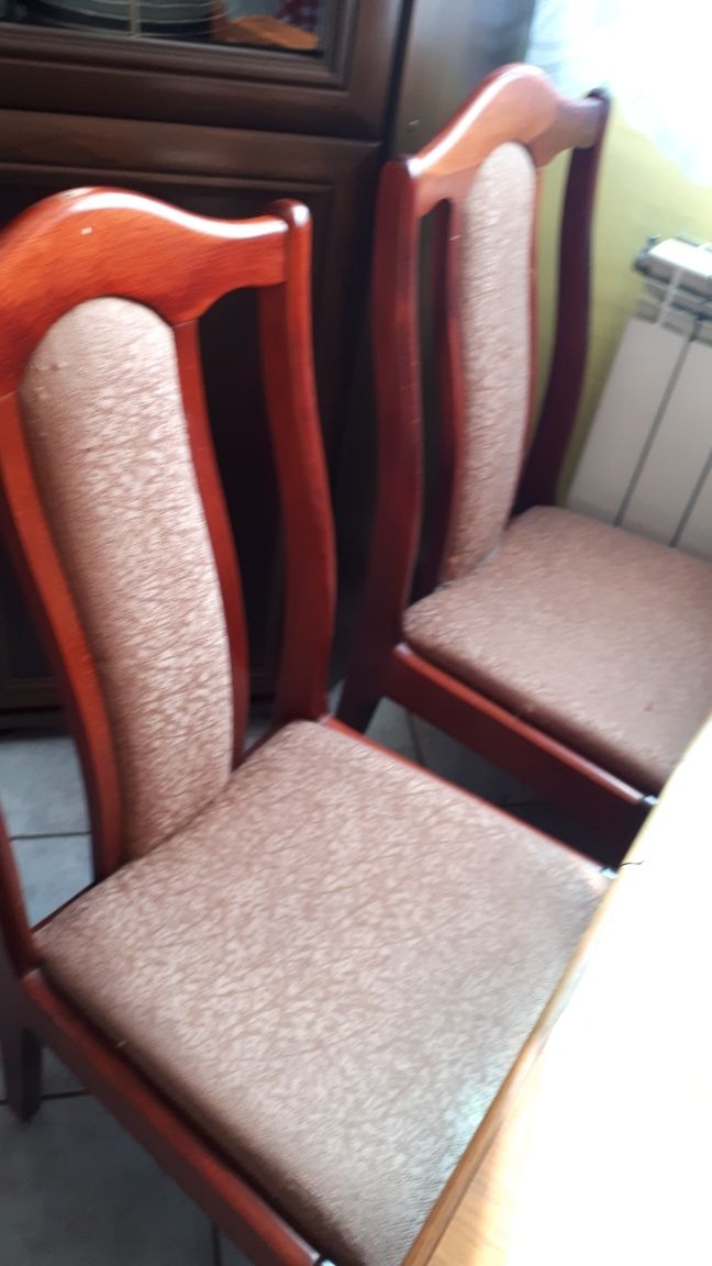 Stol z krzesłami
