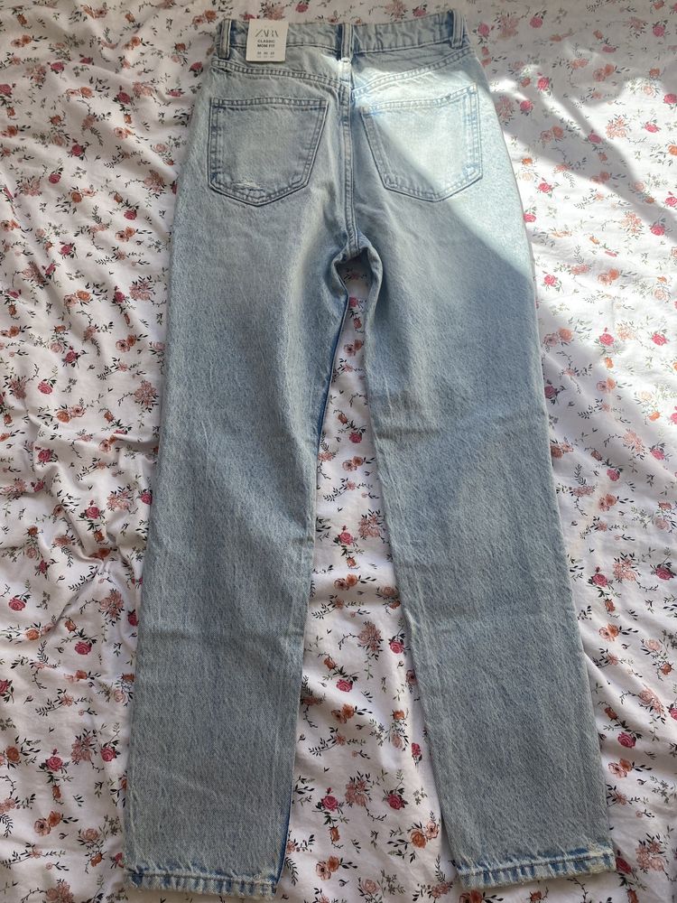 Jasnoniebieskie spodnie jeansowe zara