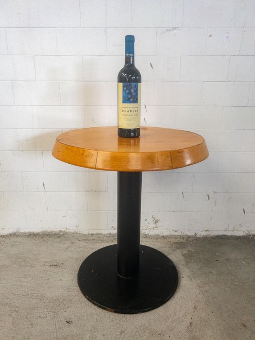 Mesa de apoio robusta, com tampo em madeira