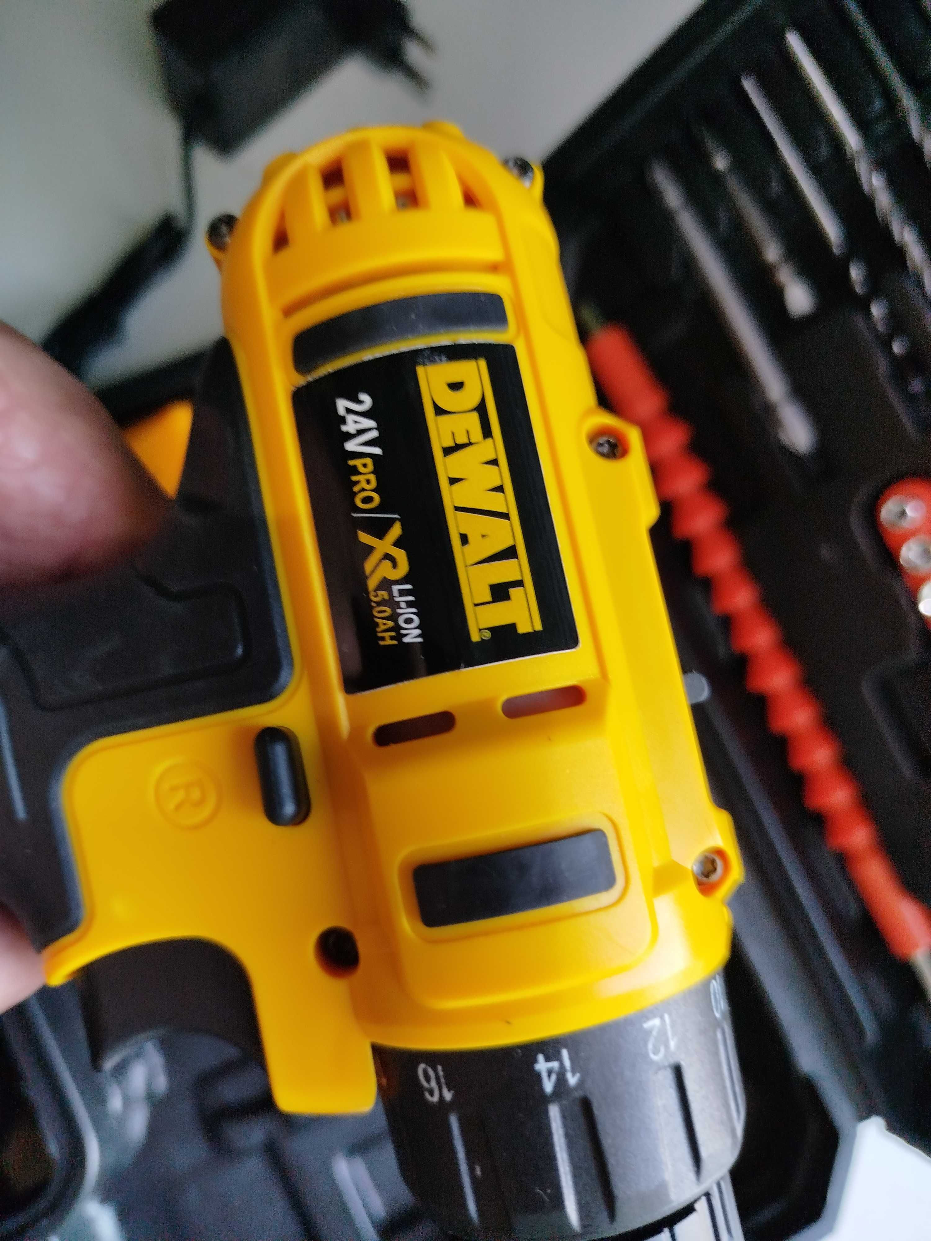 Акумуляторний шуруповерт Dewalt 2 акумулятори 24V 5A інструмент кейс