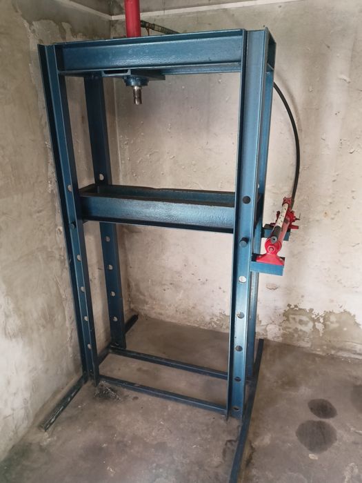 Prasa hydrauliczna mocna kontrukcja możliwość regulacji siłownika