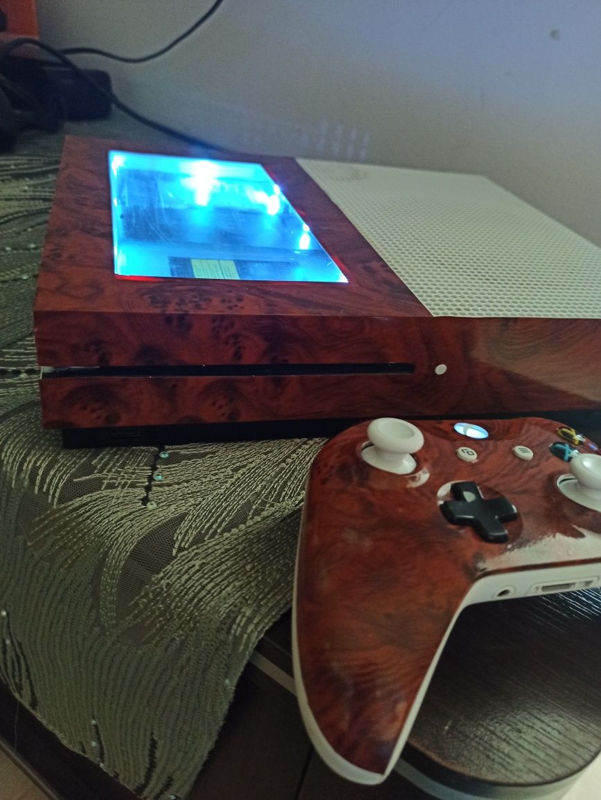 Xbox One S 1TB z napędem LED MOOD
