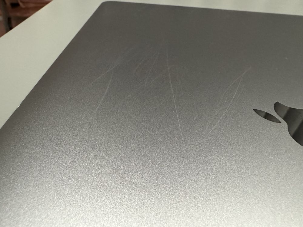 MacBook Pro 15.4" i9 9th Gen, 16 GB RAM, 2 TB, AMD RADEON PRO 560X