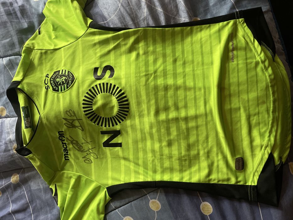 Camisola do sporting autografada por bruno fernandes e gelson martins