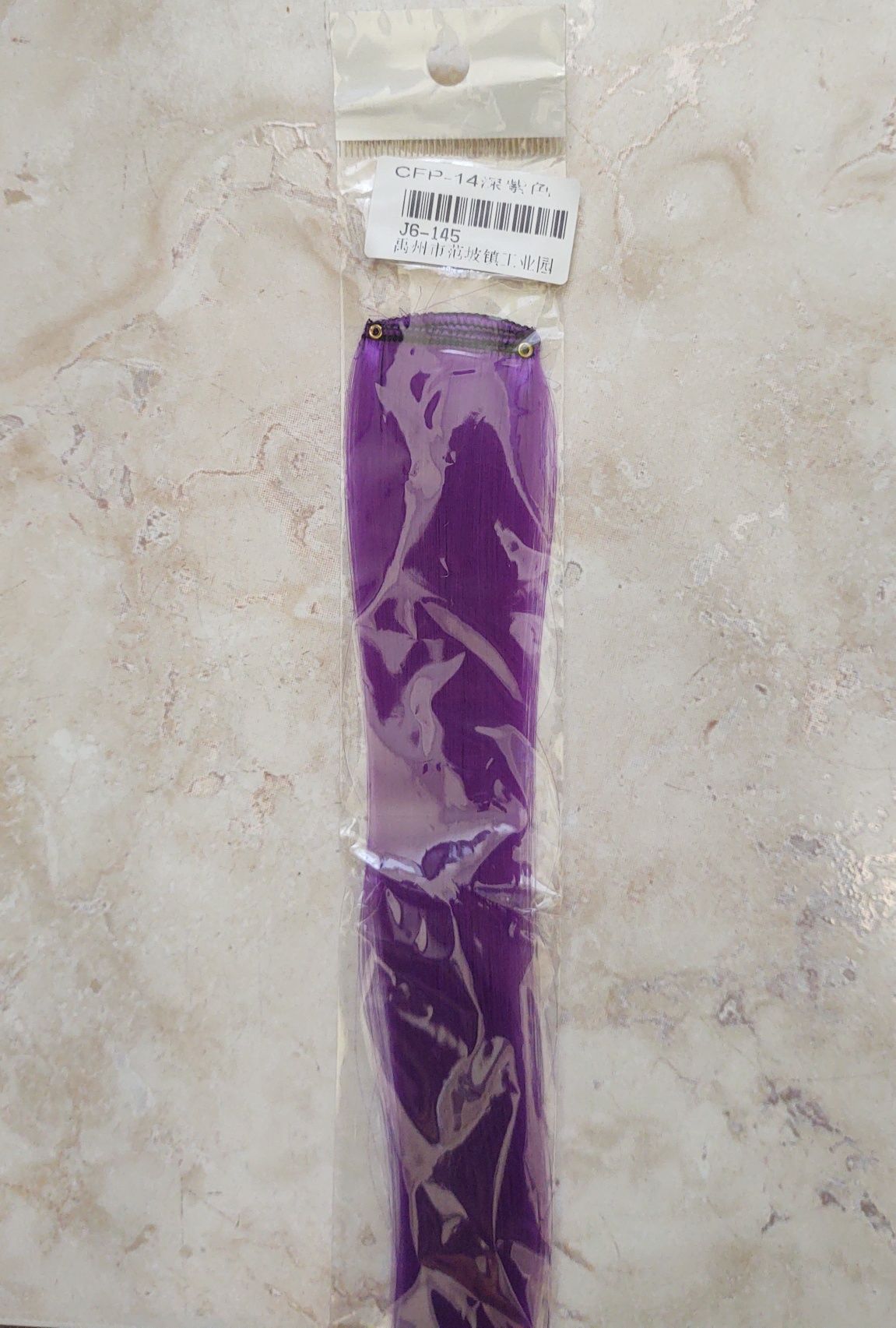 Цветная прядь волос на заколке фиолетовая