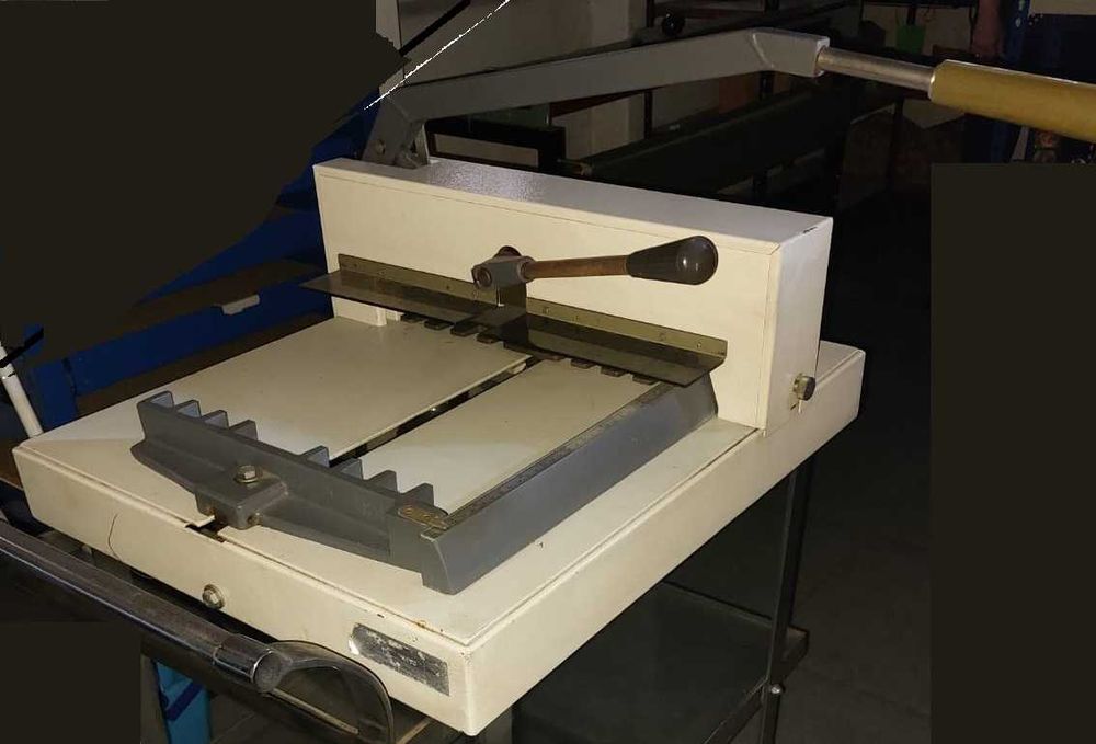 Guilhotina para espessura de resmas