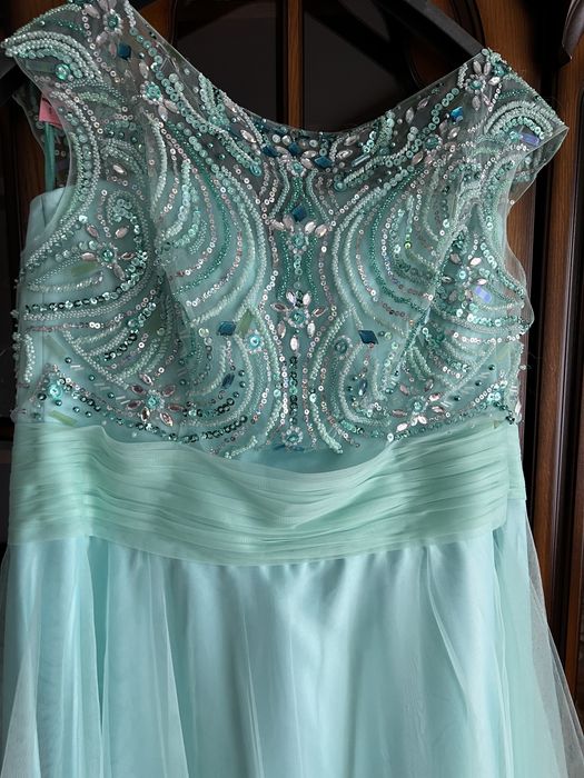 Вечірню або випускне плаття