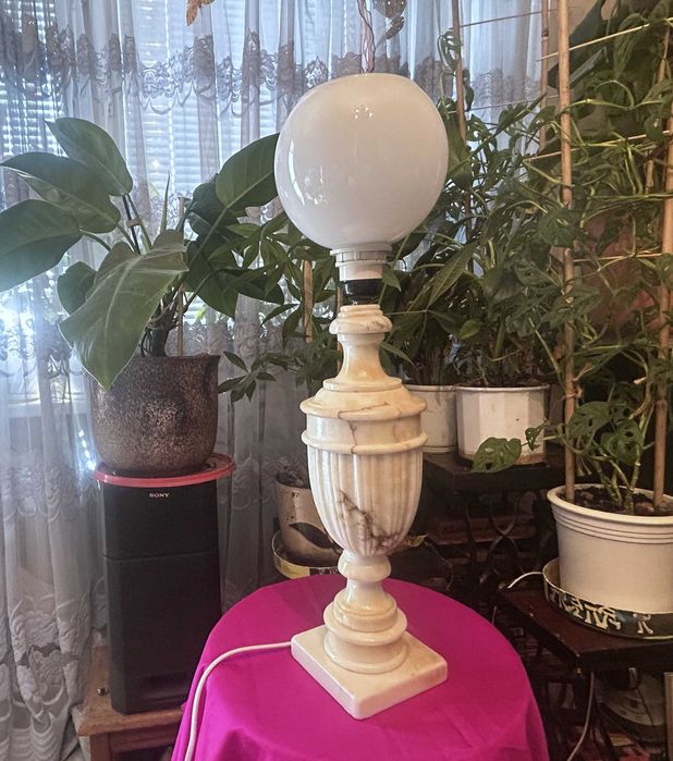 Lampa alabastrowa z kloszem. Wysoka: 43,0 cm. Lata 60 ubiegłego wieku