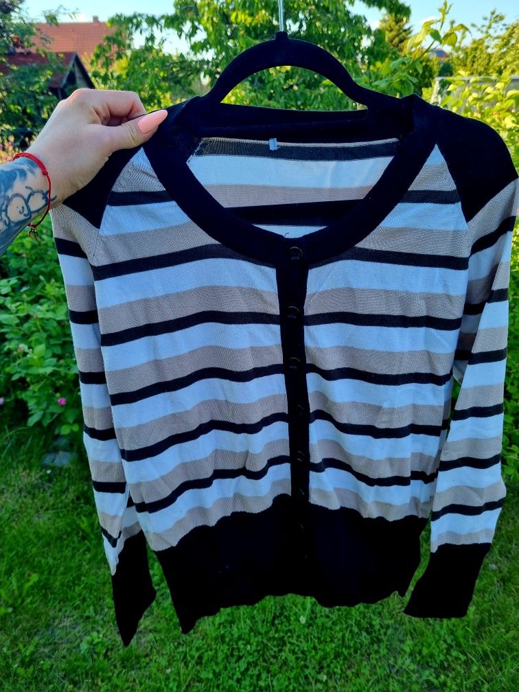 Zapinany sweter w pasy