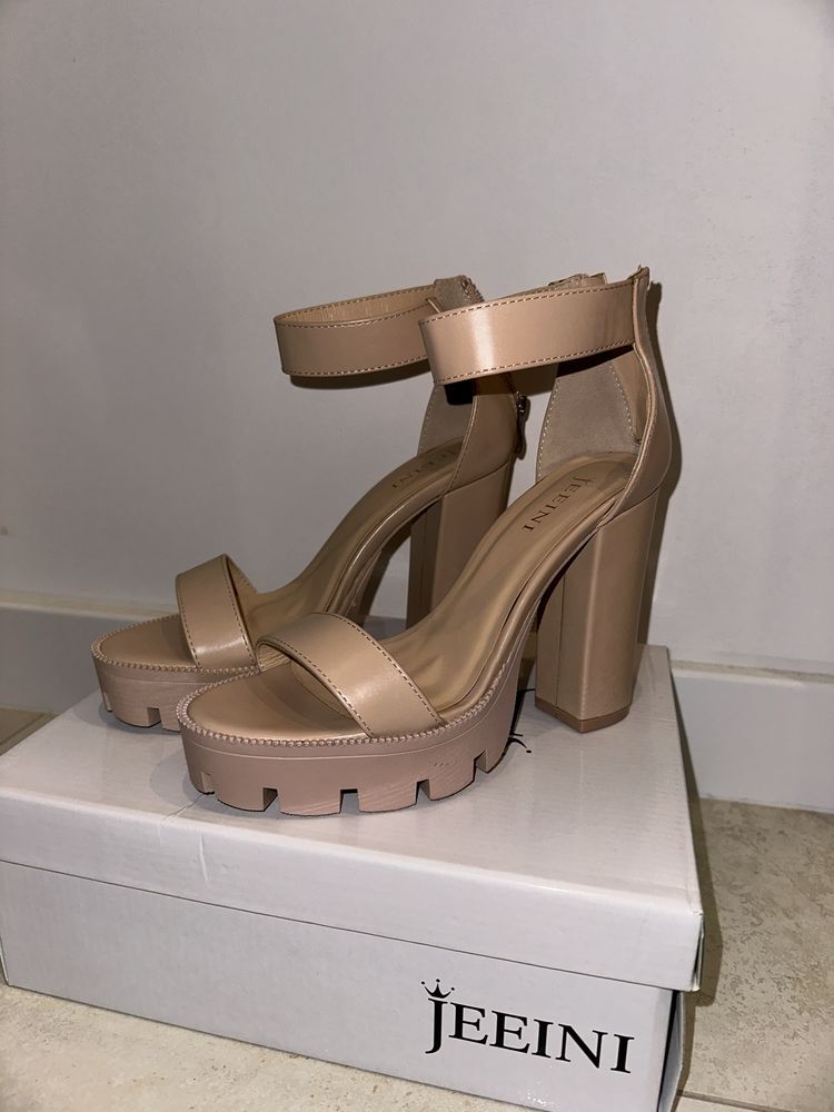 buty na wysokim obcasie