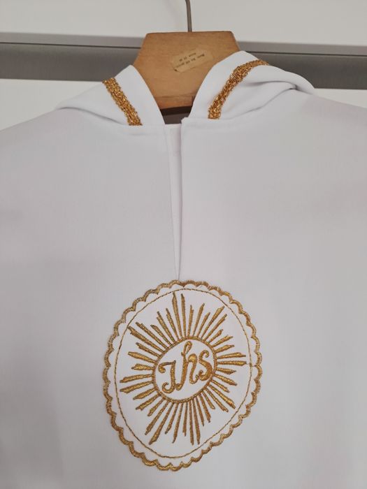 Alba komunijna dla chłopca pięknie zdobiona