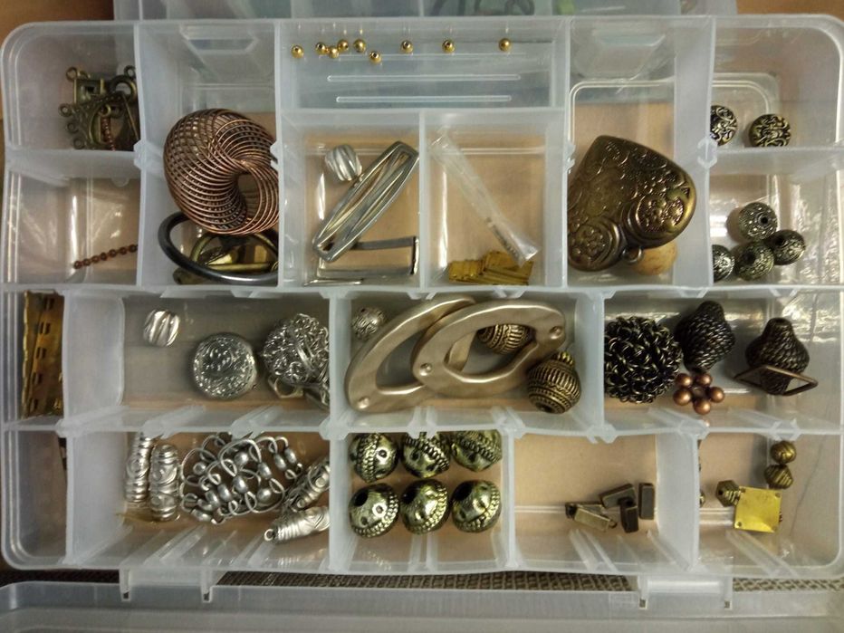 Missangas e acessórios para execução de colares, pulseiras, aneis etc